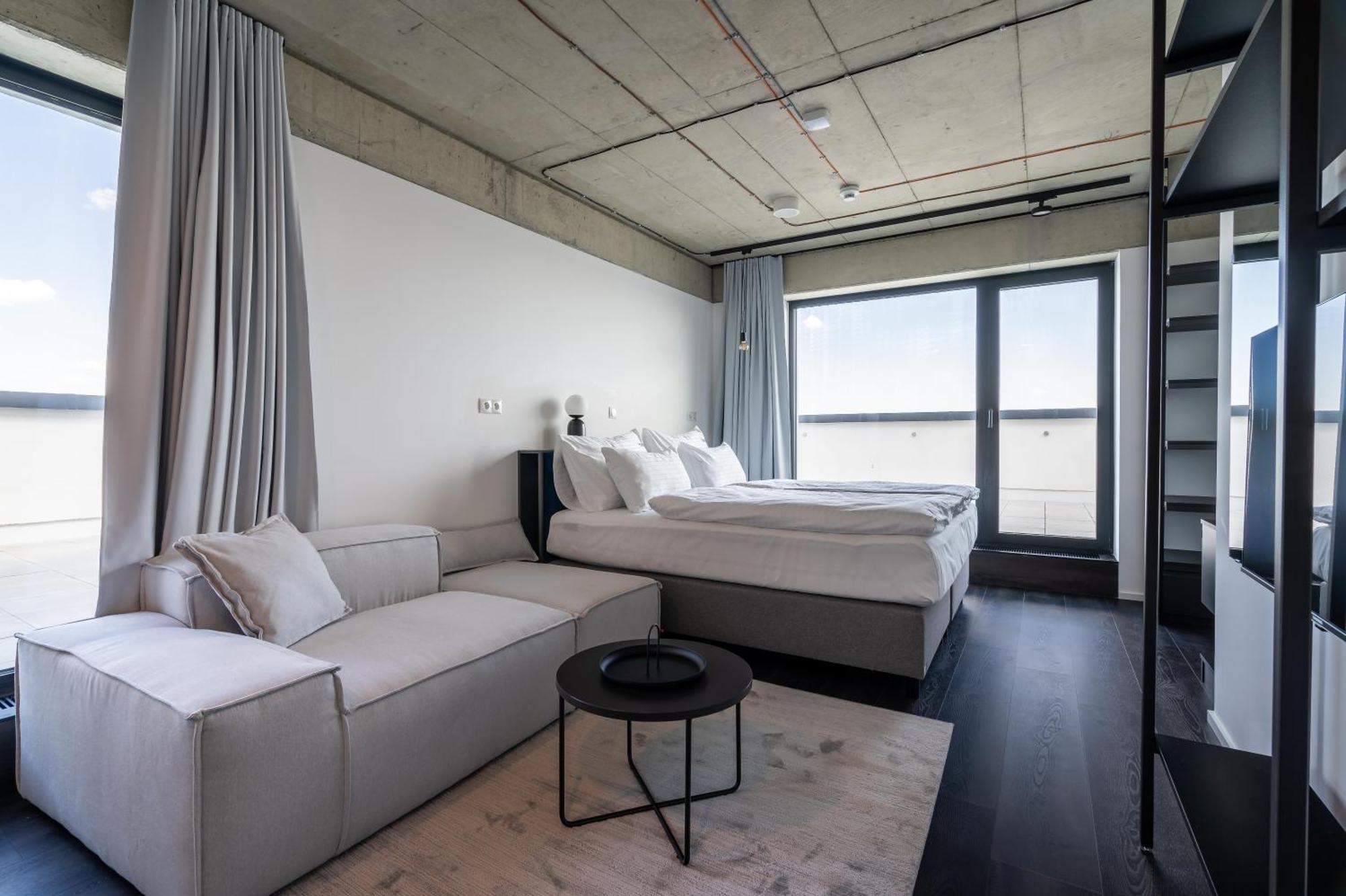 Honest Ricany Room photo